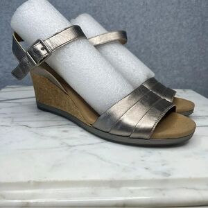 Clarks Women’s Wedge Sandals Gold Cushioned Comfy size 9.5 Lafley